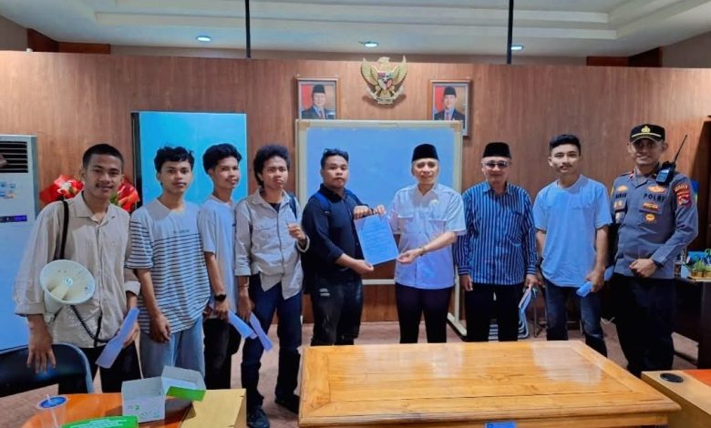 Aliansi Pendidikan Inklusif menyerahkan laporan dugaan jual beli beasiswa ke anggota Komisi V DPRD NTB, Rabu 11 Juni 2025. (Iam/Ist)