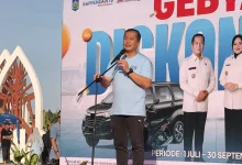 Gubernur NTB Lalu Muhamad Iqbal saat memberikan sambutan pada peluncuran gebyar diskon pajak kendaraan bermotor tahun 2025 di teras Udayana kota Mataram, Minggu 29 Juni 2025. (Iba)