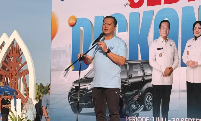 Gubernur NTB Lalu Muhamad Iqbal saat memberikan sambutan pada peluncuran gebyar diskon pajak kendaraan bermotor tahun 2025 di teras Udayana kota Mataram, Minggu 29 Juni 2025. (Iba)