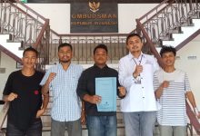 Aliansi Pendidikan Ekslusif (APE) menyerahkan laporan dugaan jual beli beasiswa di salah satu kampus di Kota Mataram beberapa waktu lalu. (Iam)