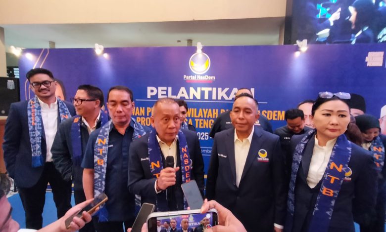 Wakil Ketua Umum Saan Mustofa Dan Ketua DPW NasDem NTB, Beserta Rombongan DPP Nasdem, saat konferensi pers usai pelantikan DPW Nasdem NTB. (Fen)