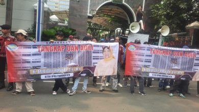Masa aksi demonstrasi yang menggugat kejagung RI untuk turun memeriksa Ketua DPRD NTB yang diduga mengelola dana siluman bernilai puluhan miliaran rupiah (Fen/Ist)