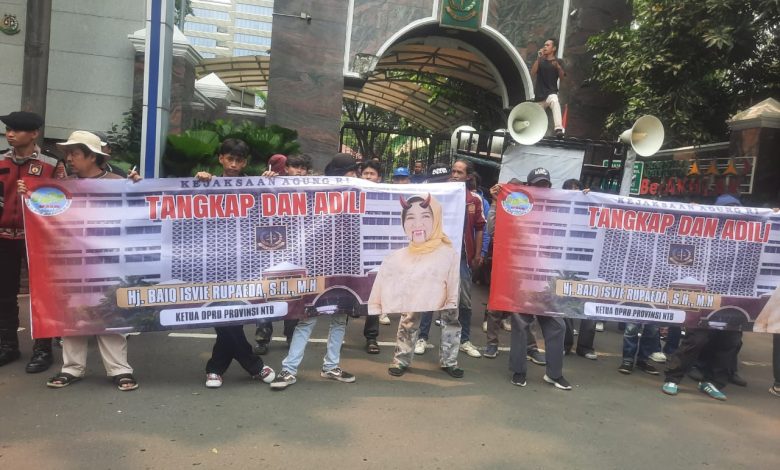 Masa aksi demonstrasi yang menggugat kejagung RI untuk turun memeriksa Ketua DPRD NTB yang diduga mengelola dana siluman bernilai puluhan miliaran rupiah (Fen/Ist)