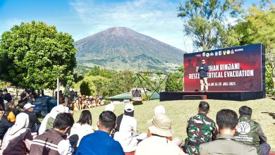 Gubernur NTB Lalu Muhamad Iqbal, saat saat membuka Pelatihan Penyelamatan dengan Evakuasi Vertikal yang digelar oleh Consina dan Skygers Indonesia di Sembalun (Fen/Ist)