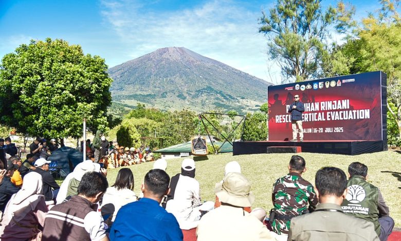Gubernur NTB Lalu Muhamad Iqbal, saat saat membuka Pelatihan Penyelamatan dengan Evakuasi Vertikal yang digelar oleh Consina dan Skygers Indonesia di Sembalun (Fen/Ist)
