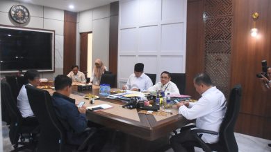 Gubernur NTB Lalu Muhamad Iqbal, saat rapat mengenai kabar gembira dari pusat. (Fen/Ist)