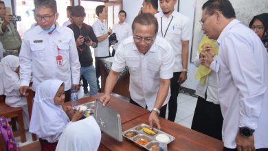 Wakil Wali Kota Bima Feri Sofiyan, saat meresmikan Makanan Bergizi Gratis (MBG) di SDN 06 Kota Bima (Fen/Ist)