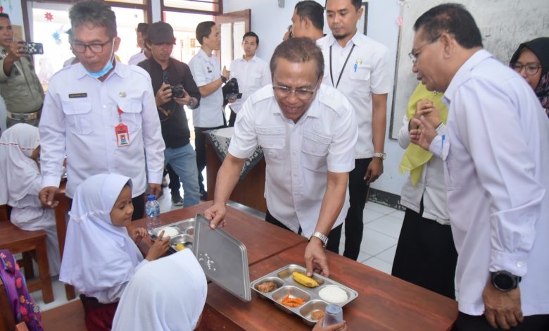 Wakil Wali Kota Bima Feri Sofiyan, saat meresmikan Makanan Bergizi Gratis (MBG) di SDN 06 Kota Bima (Fen/Ist)