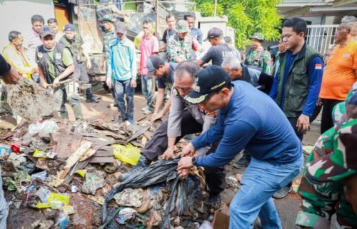 Wali kota Mataram Mohan Roliskana, saat membersamai masyarakat bersih-bersih pascabanjir kota Mataram (Fen/Ist)
