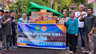 Anggota Badan Penanggulangan Bencana Daerah (BPBD) Kota Bima, dan sekretaris daerah Kota Mataram Alwan Basri, saat menyerahkan bantuan peduli banjir kota mataram (Fen/Ist)