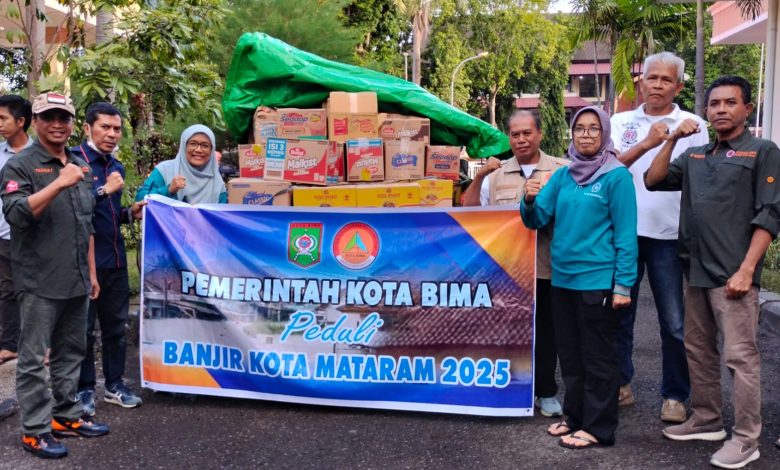Anggota Badan Penanggulangan Bencana Daerah (BPBD) Kota Bima, dan sekretaris daerah Kota Mataram Alwan Basri, saat menyerahkan bantuan peduli banjir kota mataram (Fen/Ist)