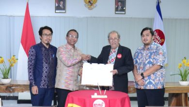 Wakil Wali Kota Bima Feri Sofiyan, bersama Rektor IIK Bhakti Wiyata Kediri dalam penyerahan (MUO) kerja sama di ruangan rektor IIK Bhakti Wirayata Kediri (Fen/Ist)