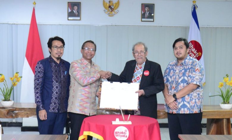 Wakil Wali Kota Bima Feri Sofiyan, bersama Rektor IIK Bhakti Wiyata Kediri dalam penyerahan (MUO) kerja sama di ruangan rektor IIK Bhakti Wirayata Kediri (Fen/Ist)