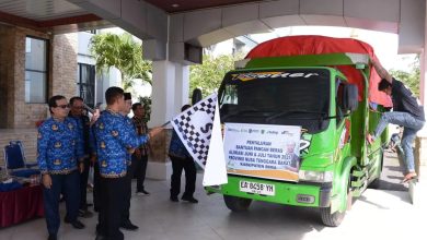 Wakil bupati Irfan Zubaidy, saat melepaskan truk pengangkut beras bantuan untuk warga (Fen/Ist)