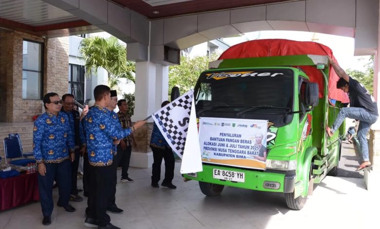 Wakil bupati Irfan Zubaidy, saat melepaskan truk pengangkut beras bantuan untuk warga (Fen/Ist)