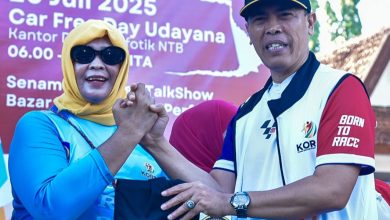 Kepala Diskominfotik Yusron Hadi bersama rakyat memeriahkan Gebyar Fornas VIII NTB (Fen/Ist)