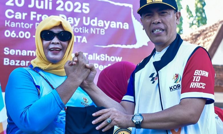 Kepala Diskominfotik Yusron Hadi bersama rakyat memeriahkan Gebyar Fornas VIII NTB (Fen/Ist)