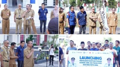 Wakil Wali Kota Feri Sofiyan, bersama bulog saat melepas beras cadangan pemerintah dihalaman kantor wali kota bima (Fen/Ist)