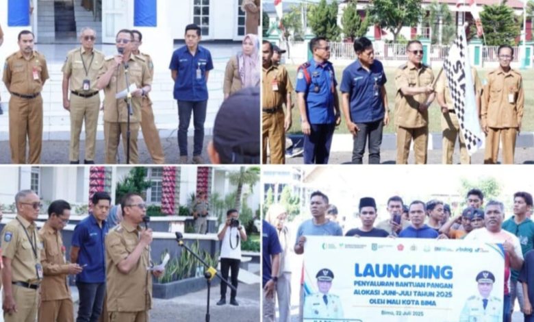 Wakil Wali Kota Feri Sofiyan, bersama bulog saat melepas beras cadangan pemerintah dihalaman kantor wali kota bima (Fen/Ist)