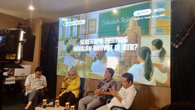Narasumber Bincang Kamisan, yang membahas seberapa penting sekolah rakyat di NTB. (Fen)