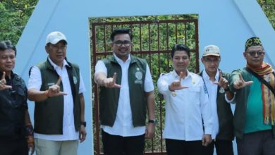 Bupati Dompu Bambang Firdaus bersama Wakil Mentri LHK Sulaiman Umar Siddiq, saat meresmikan Santuary. (Fen/Ist)