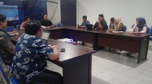 Anggota Bidang PTIK dan Bidang Persandian Diskominfotik NTB saat menggelar Bimbingan Teknis (BIMTEK) CSIRT/TTIS. (Fen/Ist)