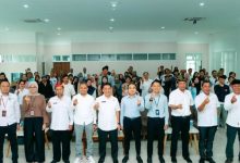 Kepala UPTD Pusat Layanan Digital Ari Wahyuddin, bersama dengan peserta yang terdiri dari pelaku UMKM, pelajar, guru, dan wirausahawan muda. (Fen/Ist)
