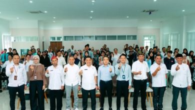 Kepala UPTD Pusat Layanan Digital Ari Wahyuddin, bersama dengan peserta yang terdiri dari pelaku UMKM, pelajar, guru, dan wirausahawan muda. (Fen/Ist)