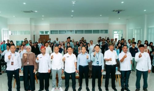 Kepala UPTD Pusat Layanan Digital Ari Wahyuddin, bersama dengan peserta yang terdiri dari pelaku UMKM, pelajar, guru, dan wirausahawan muda. (Fen/Ist)