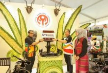 Gubernur NTB Lalu Muhamad Iqbal, bersama dengan Menteri Pariwisata dan Ekonomi Kreatif Teuku Riefky Harsya dan Ketua Dekranasda NTB Ny. Sinta M. Iqbal. Saat membuka Expo Dekranasda NTB di Lombok Epicentrum Mall. (Fen/Ist)