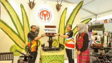 Gubernur NTB Lalu Muhamad Iqbal, bersama dengan Menteri Pariwisata dan Ekonomi Kreatif Teuku Riefky Harsya dan Ketua Dekranasda NTB Ny. Sinta M. Iqbal. Saat membuka Expo Dekranasda NTB di Lombok Epicentrum Mall. (Fen/Ist)