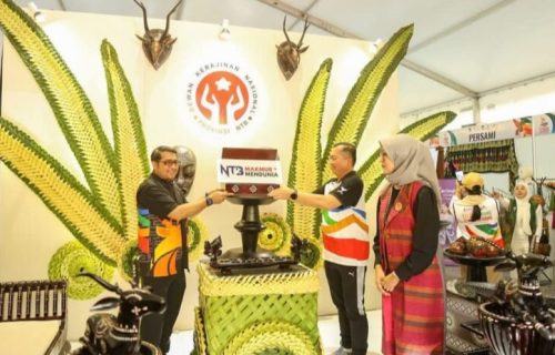 Gubernur NTB Lalu Muhamad Iqbal, bersama dengan Menteri Pariwisata dan Ekonomi Kreatif Teuku Riefky Harsya dan Ketua Dekranasda NTB Ny. Sinta M. Iqbal. Saat membuka Expo Dekranasda NTB di Lombok Epicentrum Mall. (Fen/Ist)