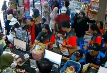 Rombongan peserta FORNAS VIII NTB, menyerbu tokoh oleh-oleh dimataram. (Fen/Ist)