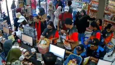 Rombongan peserta FORNAS VIII NTB, menyerbu tokoh oleh-oleh dimataram. (Fen/Ist)