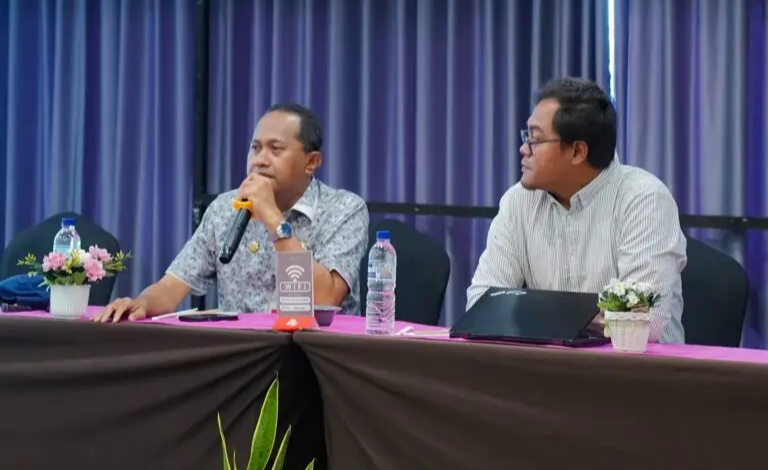Kepala Dinas Kelautan dan Perikanan NTB, Muslim saat memaparkan terkait dengan potensi Telkk Saleh sebagai kawasan konservasi Hiu Paus berbais biota. (Fen/Ist)