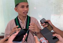 Sudirman, aktivis lingkungan asal sanggar bima, saat di wawancarai oleh media. (Fen/Rinjanipost)