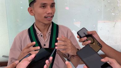 Sudirman, aktivis lingkungan asal sanggar bima, saat di wawancarai oleh media. (Fen/Rinjanipost)