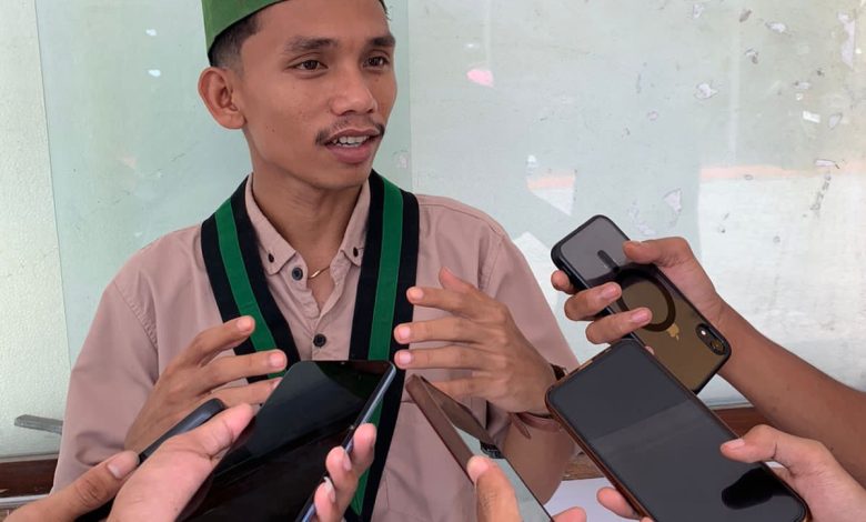 Sudirman, aktivis lingkungan asal sanggar bima, saat di wawancarai oleh media. (Fen/Rinjanipost)
