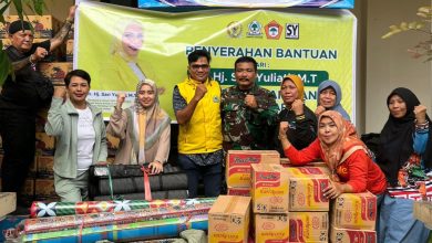 Anggota DPR RI Dapil NTB II Sari Yulianti, dalam penyerahan bantuan pasca banjir kota Mataram bersama masyarakat yang terdampak banjir (Fen/Ist)