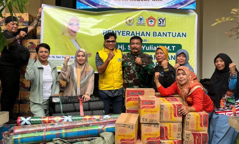 Anggota DPR RI Dapil NTB II Sari Yulianti, dalam penyerahan bantuan pasca banjir kota Mataram bersama masyarakat yang terdampak banjir (Fen/Ist)
