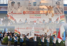 Gubernur NTB Lalu Muhamad Iqbal, saat melepaskan kontingen NTB dalam ajang FORNAS ke VIII di NTB. (Fen)