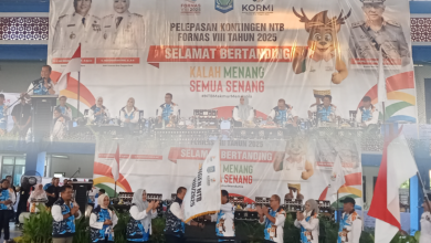 Gubernur NTB Lalu Muhamad Iqbal, saat melepaskan kontingen NTB dalam ajang FORNAS ke VIII di NTB. (Fen)