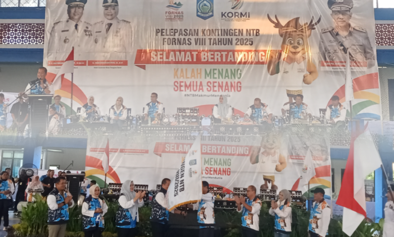 Gubernur NTB Lalu Muhamad Iqbal, saat melepaskan kontingen NTB dalam ajang FORNAS ke VIII di NTB. (Fen)
