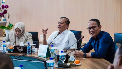 Gubernur NTB Lalu Muhamad Iqbal bersama Wali Kota Mataram Mohan Roliskana rapat terkait penanganan banjir di kota Mataram (Fen/Ist)