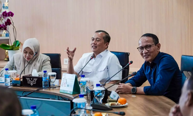 Gubernur NTB Lalu Muhamad Iqbal bersama Wali Kota Mataram Mohan Roliskana rapat terkait penanganan banjir di kota Mataram (Fen/Ist)