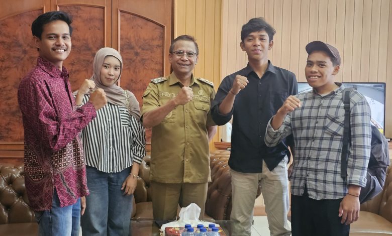Wali Kota Bima Feri Sofiyan bersama pengurus IMKOBI (Fen/Ist)