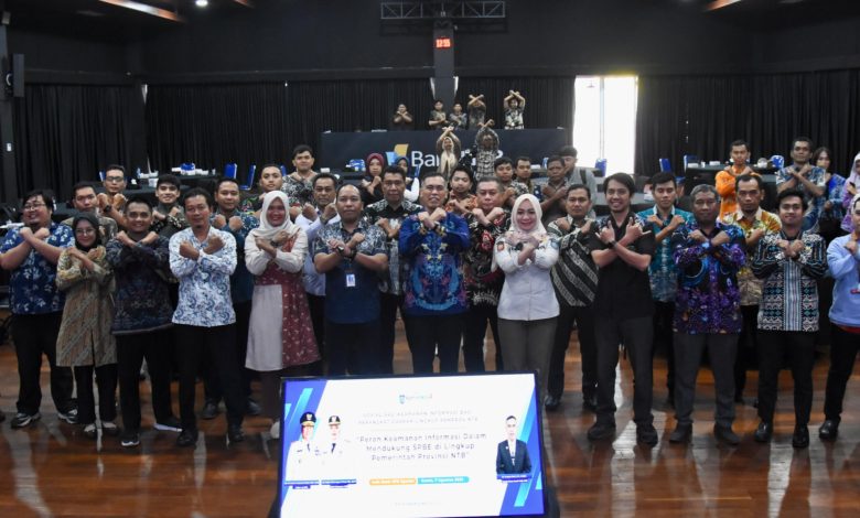 Kepala Diskominfotik NTB, Yusron Hadi bersama dengan peserta BIMTEK. (Fen/Ist)