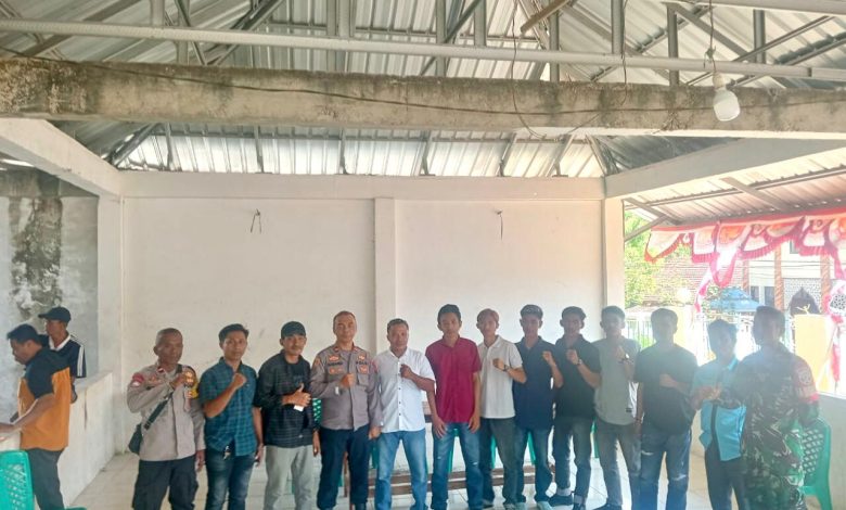 Anggota Aliansi Mahasiswa dan Masyarakat, usai audensi dengan pemerintah desa nata. (Fen/Ist)