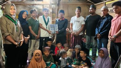 Sahrudin, Ketua Umum HMI Komisariat STIKES Yahya Bima, beserta anggota komisariat, saat menyerahkan bantuan Alqur'an di TPQ Desa Ragi. (Fen/dok.pribadi)