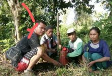 Anggota LSM LPKB NTB Burhan, saat melancarkan aksi bejatnya bersama anggota kelompok ternak desa taloko. (Fen/Ist)